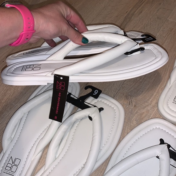 NWT No Boundaries white puffy memory foam flip flops - Picture 5 of 6